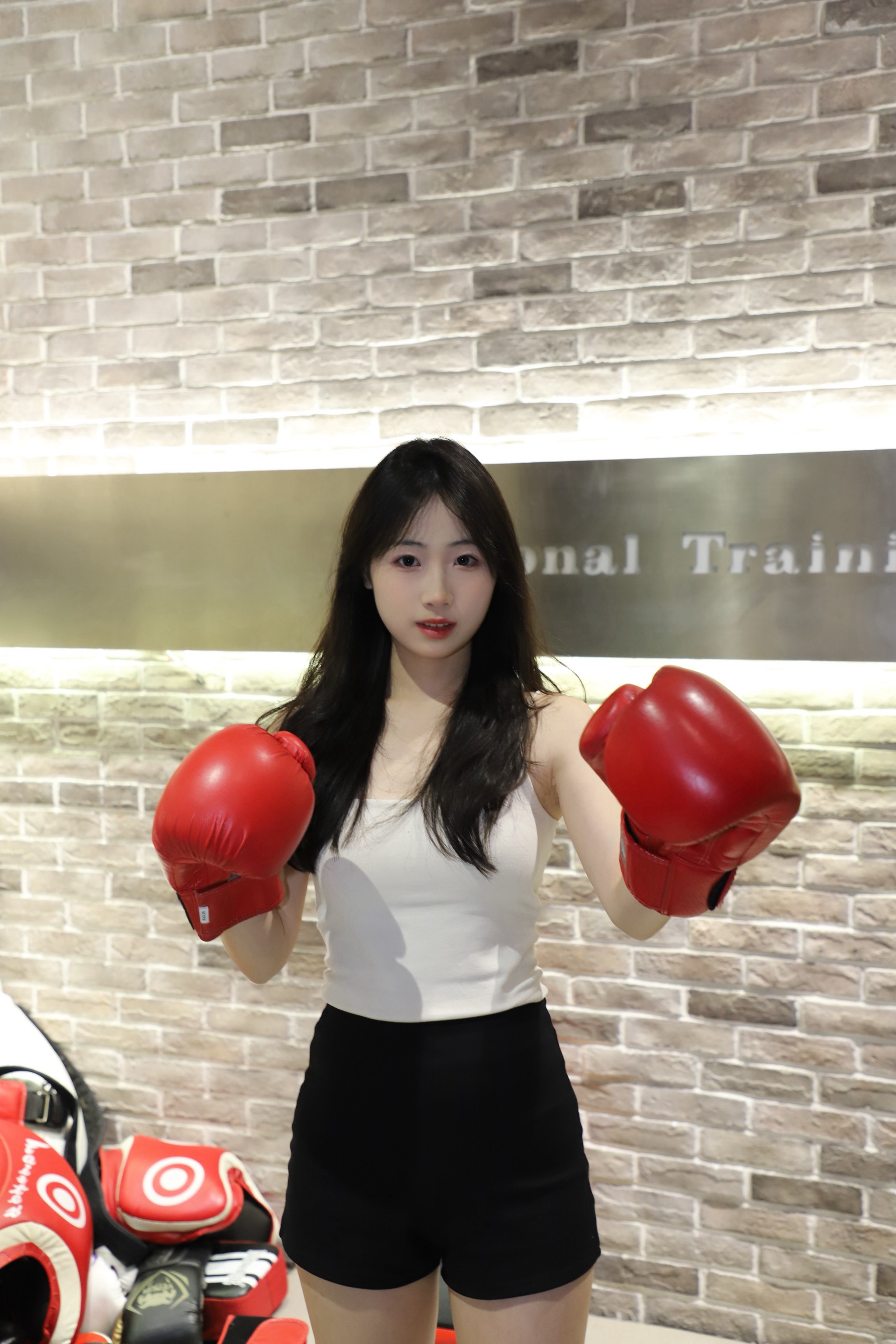 墨西哥拳击选手勇夺冠军，暴击对手