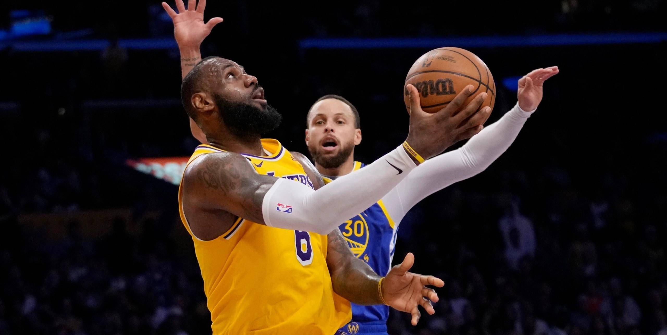 詹姆斯率队逆转成功,湖人多点开花稳操胜券的简单介绍 詹姆斯率队逆转成功,湖人多点开花稳操胜券的简单介绍