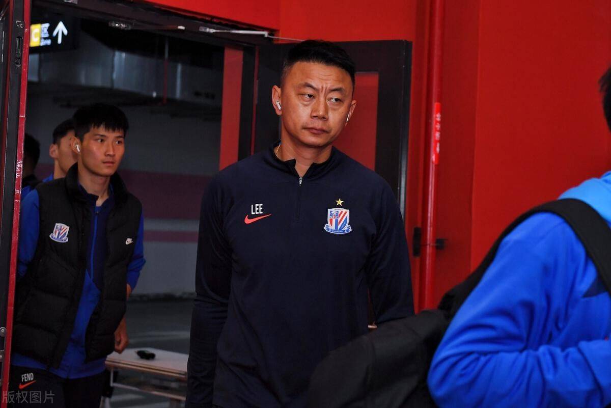 瓦利斯和富图纳关闭对土耳其,激烈的对抗引发球迷热议 瓦利斯和富图纳关闭对土耳其,激烈的对抗引发球迷热议