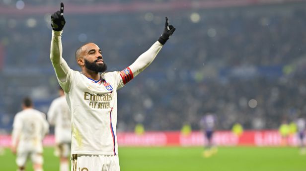 包含里昂主帅因球队表现不佳被解职，换帅生变的词条