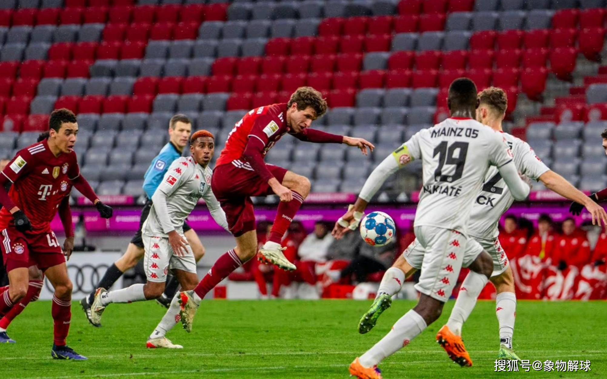 美因茨球队赢得桂冠，登上联赛榜首