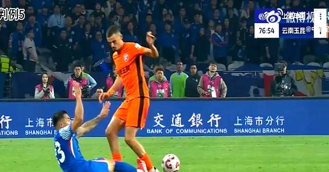 裁判的判罚引发争议，影响比赛走向