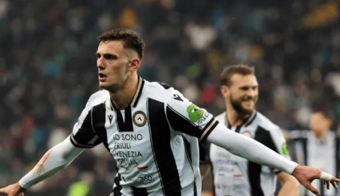 乌迪内斯球员展现出色技术,受赞誉不断 乌迪内斯球员展现出色技术,受赞誉不断