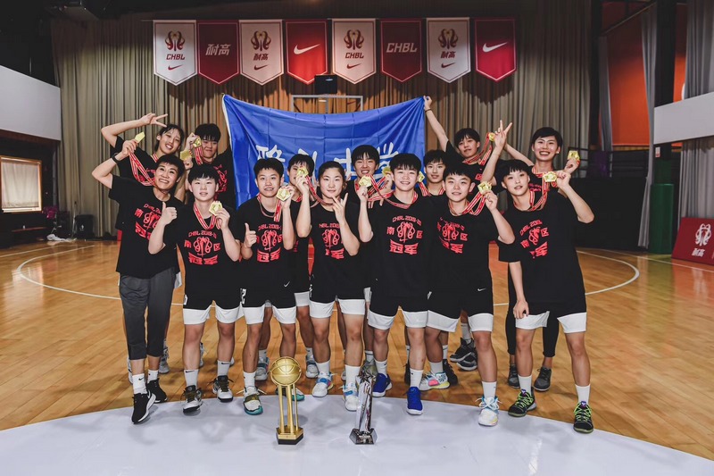 恒大团结协作联手打败对手夺冠军