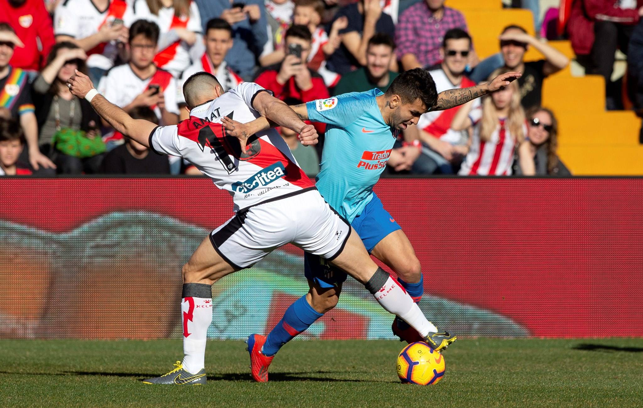 曼城战胜伯恩利,保持不败纪录 曼城战胜伯恩利,保持不败纪录