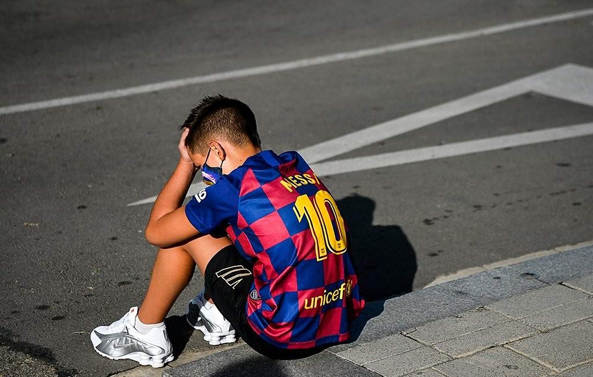 梅西神勇破门,巴萨胜出继续紧逼 梅西神勇破门,巴萨胜出继续紧逼