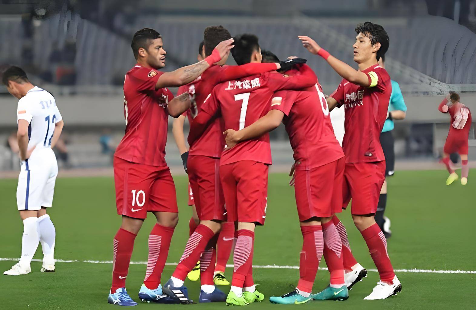 里昂队逆转胜利，赢得法甲关键战役