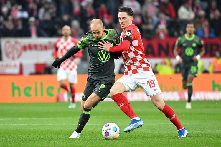 沃尔夫斯堡后防线稳固,助球队零封对手的简单介绍 沃尔夫斯堡后防线稳固,助球队零封对手的简单介绍