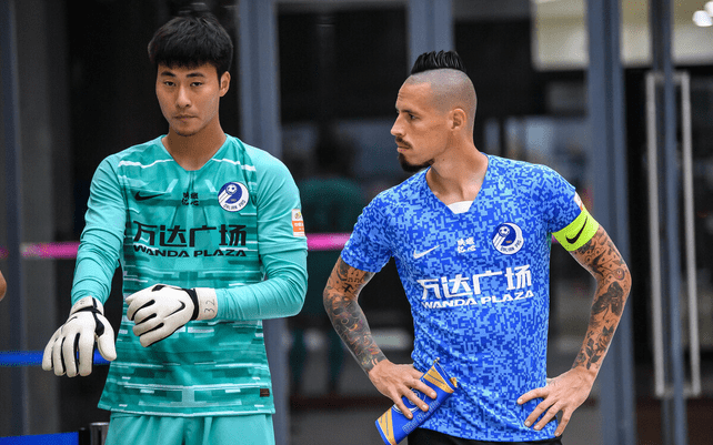 后场核心伤愈复出,球队稳固后防线 后场核心伤愈复出,球队稳固后防线