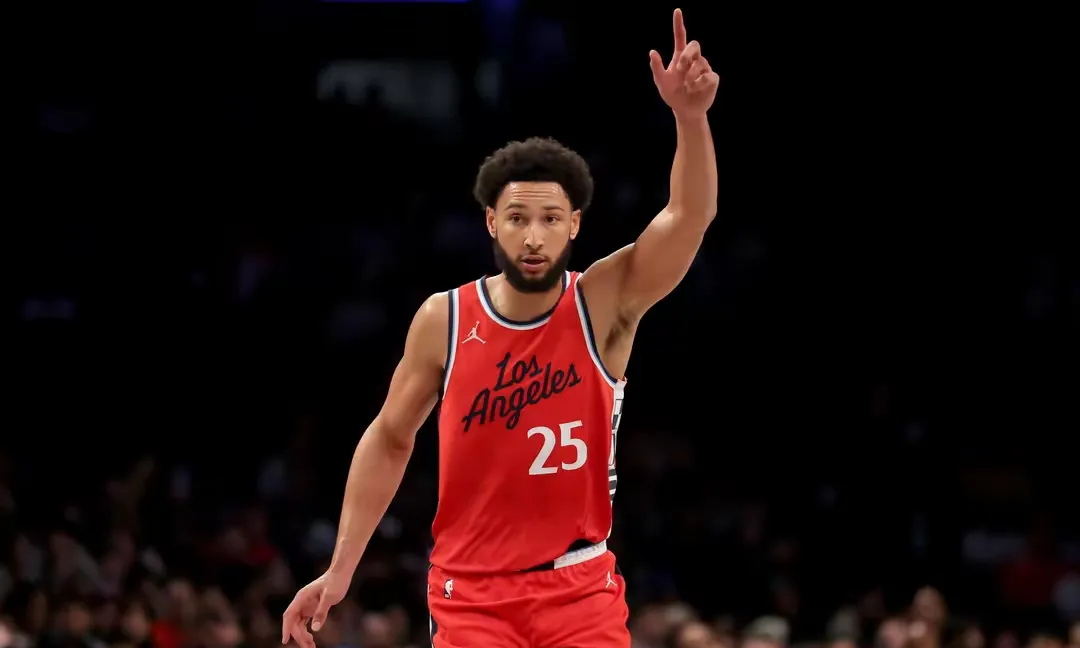 人完胜骑士,西蒙斯发挥抢眼 人完胜骑士,西蒙斯发挥抢眼