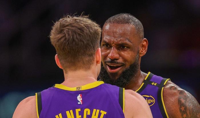 爵士客场大胜凯尔特人,保持西部榜首位置 爵士客场大胜凯尔特人,保持西部榜首位置